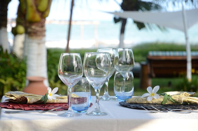 A mesa de um jantar romântico no Tuyn pode ser posta no jardim, ao ar livre