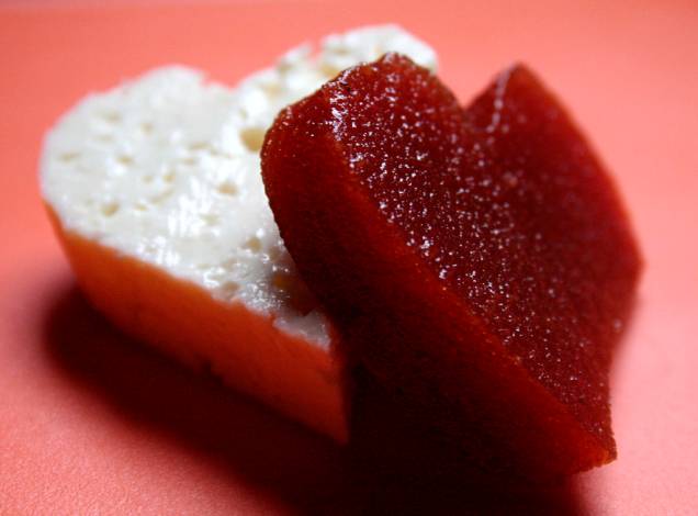 <strong>Goiabada</strong><br /> Cozer frutas com muito açúcar é uma tradição tipicamente portuguesa, trazida para o Brasil e disseminada no interior do país. Foi assim com a banana, é assim com o marmelo, mas nenhum destes doces é tão querido como a goiabada. O puro cascão com queijo minas é tão perfeito, tão romeu e julieta, que deu origem a musses, tortas e pudins. Sua receita é tão simples que até hoje é feito artesanalmente por muitas donas de casa <strong>Goiabada</strong><br /> Cozer frutas com muito açúcar é uma tradição tipicamente portuguesa, trazida para o Brasil e disseminada no interior do país. Foi assim com a banana, é assim com o marmelo, mas nenhum destes doces é tão querido como a goiabada. O puro cascão com queijo minas é tão perfeito, tão romeu e julieta, que deu origem a musses, tortas e pudins. Sua receita é tão simples que até hoje é feito artesanalmente por muitas donas de casa