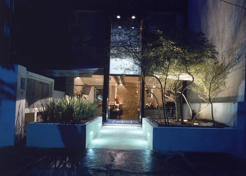 Fachada do restaurante Jun Sakamoto - ela não tem identificação; e a decoração interna é bem discreta