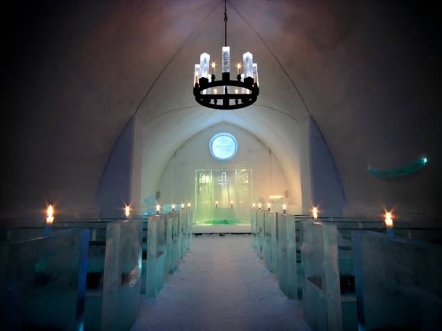 O Ice Hotel atrai muitas pessoas não só para hospedagem, mas também para promover festas e até mesmo casamentos na singela capela