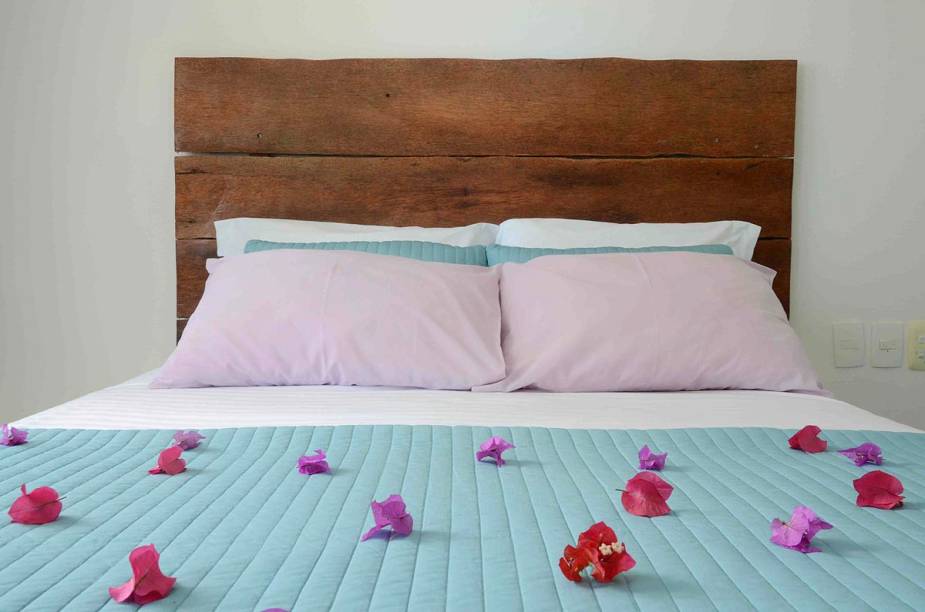 Recadinhos no espelho e pétalas na cama estão entre os mimos da pousada