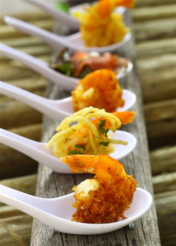 <strong><a href="https://viajeaqui.abril.com.br/estabelecimentos/br-sp-cotia-restaurante-tantra " rel="Tantra">Tantra</a> <a href="https://viajeaqui.abril.com.br/estados/br-sao-paulo" rel="(São Paulo)">(São Paulo)</a></strong><br />  <br />  O menu degustação sugerido pelo chef Eric Thomas é a Rota Asiática, que traz à mesa várias versões do camarão: wasabi, empanado com coco, com noodles crocante e thai. O prato custará R$ 45 até domingo (22).