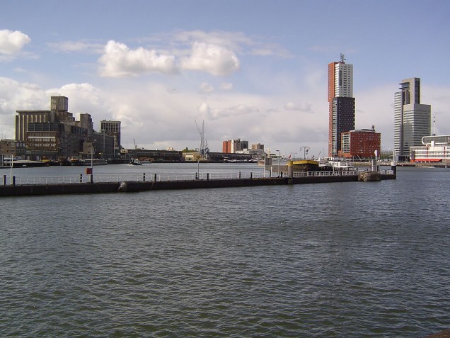 <strong>Roterdã, Holanda:</strong> A localização ao lado do Mar do Norte gera uma série de possibilidades para negócios no porto de Rotterdam, um dos maiores do mundo. Por outro lado, representa uma luta constante contra a água, uma vez que aproximadamente um terço do país fica abaixo do nível do mar, sendo que o ponto mais baixo está quase 7 metros abaixo do nível da água. Sem uma extensa rede de barragens, diques e dunas, a Holanda seria especialmente propensa a inundações. Mas segundo cientistas, nem mesmo a sofisticação do sistema de gerenciamento de água holandês poderá dar conta de uma elevação brusca do nível do mar até o final do século.