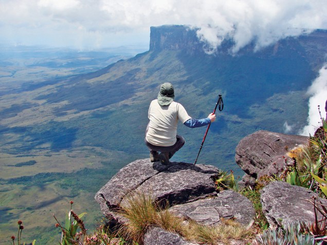 A segunda maior montanha do Brasil, o Monte Roraima tem 2.700 metros de paredão de pedra, que atrai não só aventureiros mas também cientistas e esotéricos