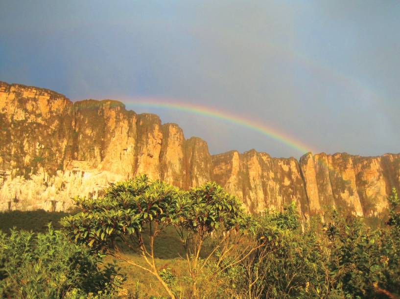 A segunda maior montanha do Brasil, o Monte Roraima tem 2.700 metros de paredão de pedra, que atrai não só aventureiros mas também cientistas e esotéricos