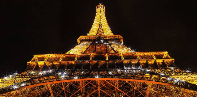 A Torre Eiffel já está aberta ao público há 126 anos
