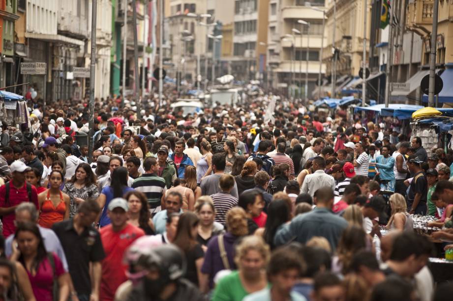 Rua 25 de Março, paraíso das compras em São Paulo