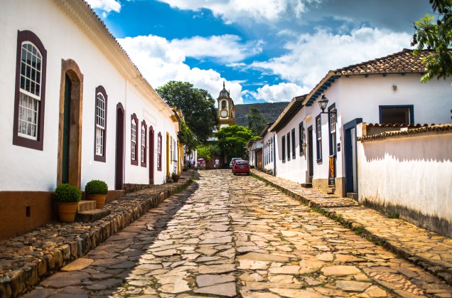 Com seu calçamento de pedras, a <strong>Rua Direita</strong> é uma boa atração para passear a pé em Tiradentes: nela, há várias lojas, que vendem de móveis grandes a pequenos itens de artesanato Com seu calçamento de pedras, a <strong>Rua Direita</strong> é uma boa atração para passear a pé em Tiradentes: nela, há várias lojas, que vendem de móveis grandes a pequenos itens de artesanato