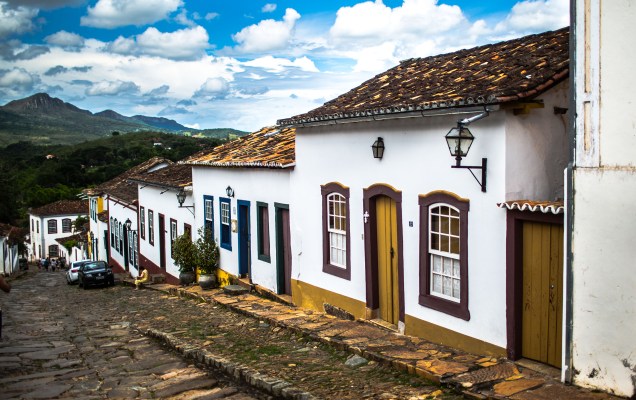 Caminhar pelas ruas de pedra de Tiradentes é sinônimo de compras. Além do grande número de lojas de arte, artesanato e móveis em madeira, há lugares para comprar cachaças, guloseimas e temperos Caminhar pelas ruas de pedra de Tiradentes é sinônimo de compras. Além do grande número de lojas de arte, artesanato e móveis em madeira, há lugares para comprar cachaças, guloseimas e temperos