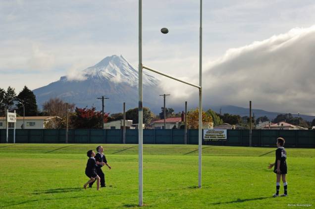 Loucos por esportes, os neozelandeses simplesmente idolatram sua seleção de rúgbi, os míticos All-Black. A paixão começa desde criança, com o aqui, em Taranaki Loucos por esportes, os neozelandeses simplesmente idolatram sua seleção de rúgbi, os míticos All-Black. A paixão começa desde criança, com o aqui, em Taranaki