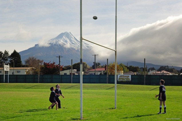 Loucos por esportes, os neozelandeses simplesmente idolatram sua seleção de rúgbi, os míticos All-Black. A paixão começa desde criança, com o aqui, em Taranaki 