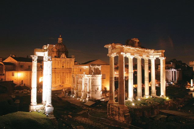 Ruínas do Fórum Romano, na Itália, ganham luzes especiais à noite