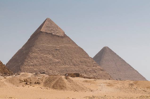 Além da grande pirâmide, a necrópole de Gizé é formada por outras importantes estruturas. As pirâmides de Miquerinos e Quéfren, a esfinge, diversas tumbas ainda sendo escavadas e o surpreendente museu que abriga a Barca Solar são obrigatórias
