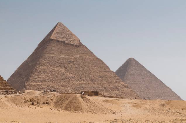 Além da grande pirâmide, a necrópole de Gizé é formada por outras importantes estruturas. As pirâmides de Miquerinos e Quéfren, a esfinge, diversas tumbas ainda sendo escavadas e o surpreendente museu que abriga a Barca Solar são obrigatórias Além da grande pirâmide, a necrópole de Gizé é formada por outras importantes estruturas. As pirâmides de Miquerinos e Quéfren, a esfinge, diversas tumbas ainda sendo escavadas e o surpreendente museu que abriga a Barca Solar são obrigatórias