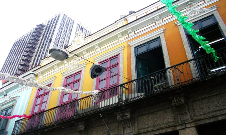 <strong>4. <a href="https://viajeaqui.abril.com.br/estabelecimentos/br-rj-rio-de-janeiro-atracao-saara" rel="SAARA" target="_self">SAARA</a></strong> (350 metros)             Saara é a sigla para Sociedade dos Amigos e Adjacências da Rua da Alfândega, centro de comércio popular com mais de 600 lojas.            <em>Endereço: Rua da Alfândega, s/nº</em> <strong>4. <a href="https://viajeaqui.abril.com.br/estabelecimentos/br-rj-rio-de-janeiro-atracao-saara" rel="SAARA" target="_self">SAARA</a></strong> (350 metros)             Saara é a sigla para Sociedade dos Amigos e Adjacências da Rua da Alfândega, centro de comércio popular com mais de 600 lojas.            <em>Endereço: Rua da Alfândega, s/nº</em>