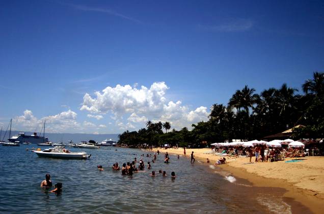 Baladas vespertinas animam os frequentadores da praia do Saco da Capela durante o verão Baladas vespertinas animam os frequentadores da praia do Saco da Capela durante o verão