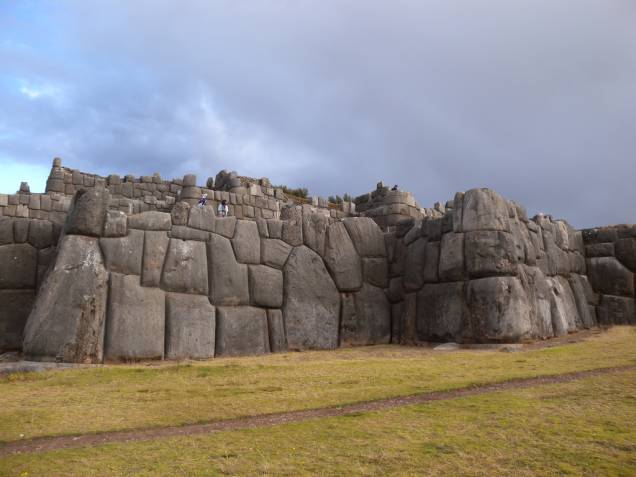 <strong>Sacsayhuamnán (continuação)</strong>        Pedras pesando dezenas de toneladas, perfeitamente encaixadas umas nas outras, formam as muralhas de <a href="http://viajeaqui.abril.com.br/estabelecimentos/peru-cusco-atracao-complexo-arqueologico-de-sacsayhuaman">Sacsayhuamán</a>. A técnica de manuseio destes gigantes é tema de diversas teorias e muitas especulações
