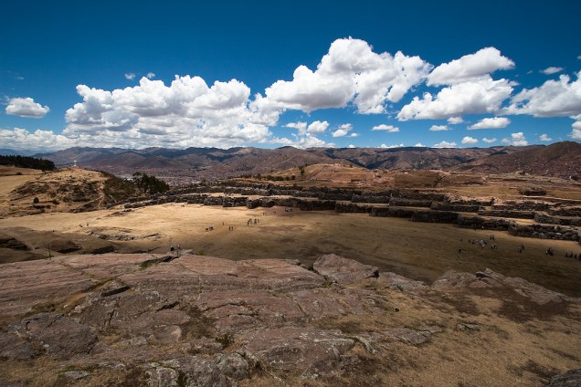 <strong>Sacsayhuamán, <a href="https://viajeaqui.abril.com.br/cidades/peru-cusco" rel="Cusco" target="_blank">Cusco</a>, <a href="https://viajeaqui.abril.com.br/paises/peru" rel="Peru" target="_blank">Peru</a></strong>        Qualquer viajante que chega a <a href="https://viajeaqui.abril.com.br/cidades/peru-cusco">Cusco</a> com destino a <a href="https://viajeaqui.abril.com.br/cidades/peru-machu-picchu">Machu Picchu</a> longo se defronta com um rol de perguntas cujas respostas ainda permanecem em brumas profundas. O dilatado complexo de <a href="https://viajeaqui.abril.com.br/estabelecimentos/peru-cusco-atracao-complexo-arqueologico-de-sacsayhuaman">Sacsayhuamán</a> foi tomado como uma fortaleza pelos conquistadores espanhóis, mas vários indícios apontam sua importância para fins cerimoniais. Qual era sua real finalidade, porém, ainda é ponto de questionamentos. Apesar de estar profundamente dilapidado, o que restou é de deslumbrante beleza. A sequência de muralhas e a amplitude do espaço roubam o fôlego no já rarefeito ar
