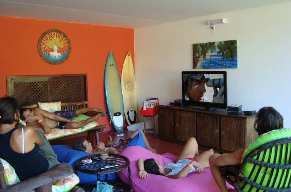 Sala de TV da Pousada do Boqueirão, em Salvador, Bahia