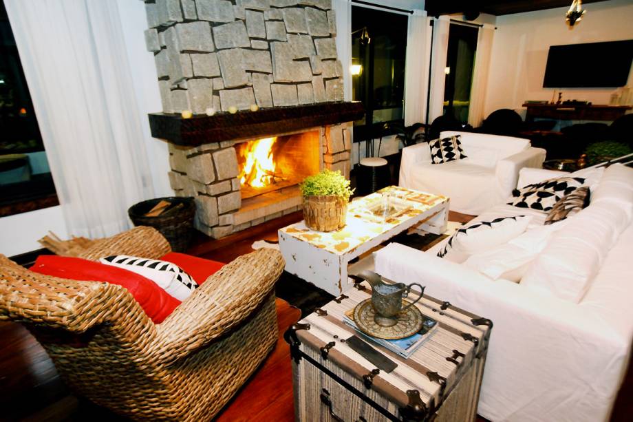 Sala de TV com lareira do hotel WE, em Campos do Jordão, São Paulo