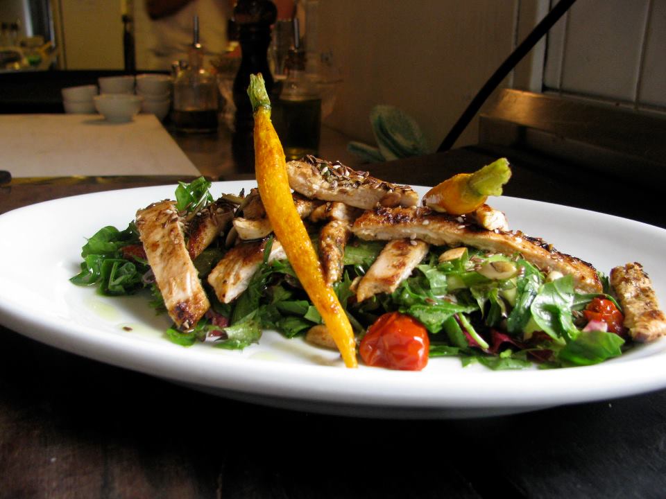 Salada de frango do <strong>Arturito</strong>, localizado em <a href="https://viajeaqui.abril.com.br/cidades/br-sp-sao-paulo/" rel="São Paulo" target="_blank">São Paulo</a>