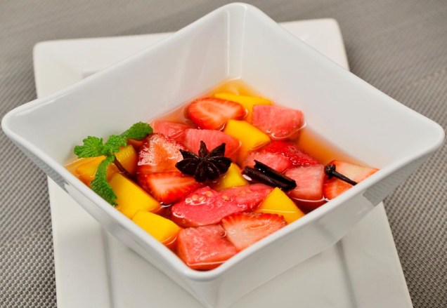 Salada de frutas em calda de especiarias