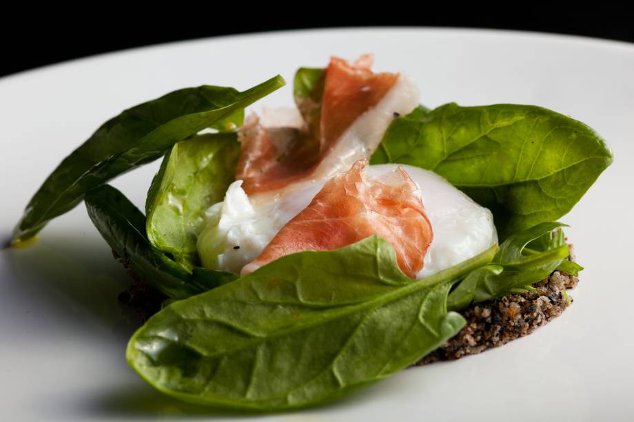 Salada de ovo caipira com espinafre, do restaurante eñe, em São Paulo