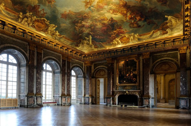 O Salão de Hércules fica no primeiro andar do Palácio de Versalhes e conecta os aposentos do rei à capela real