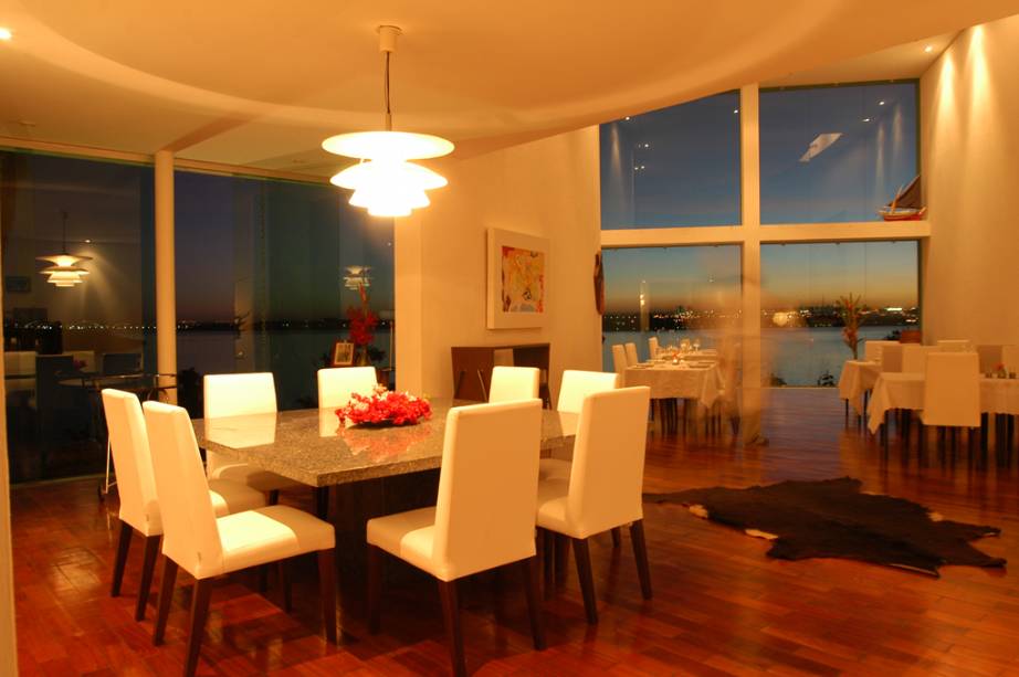 Interior do Aquavit, o melhor restaurante de Brasília. Refeição com direito à vista do Palácio da Alvorada Interior do Aquavit, o melhor restaurante de Brasília. Refeição com direito à vista do Palácio da Alvorada