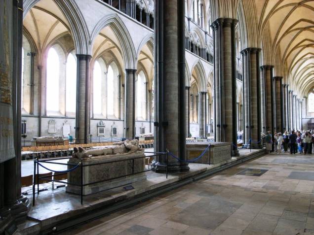 Salisbury foi construída em apenas 38 anos, sob projeto de Elias de Dereham, o que conferiu grande harmonia a seu estilo Salisbury foi construída em apenas 38 anos, sob projeto de Elias de Dereham, o que conferiu grande harmonia a seu estilo