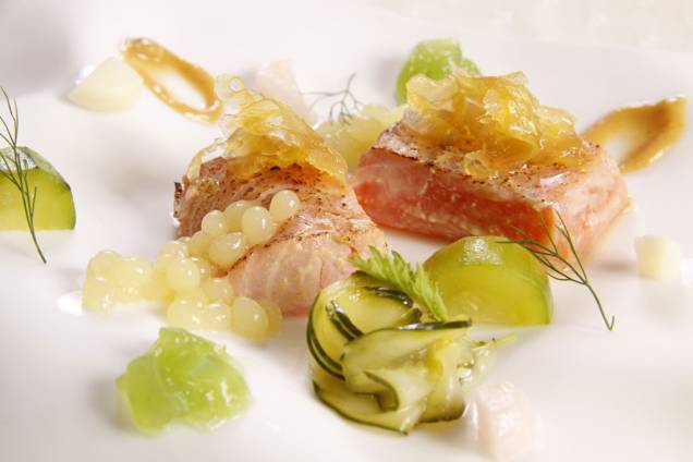 Salmão cozido a baixa temperatura e conserva asiática, prato do restaurante Soeta Salmão cozido a baixa temperatura e conserva asiática, prato do restaurante Soeta