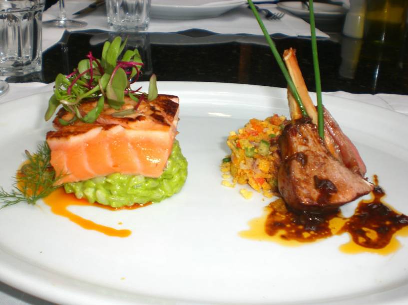 Salmão marinado em soja e fruta com arroz verde, costelas de cordeiro com cuscuz de verduras e molho del chal, do Porto Rubaiyat