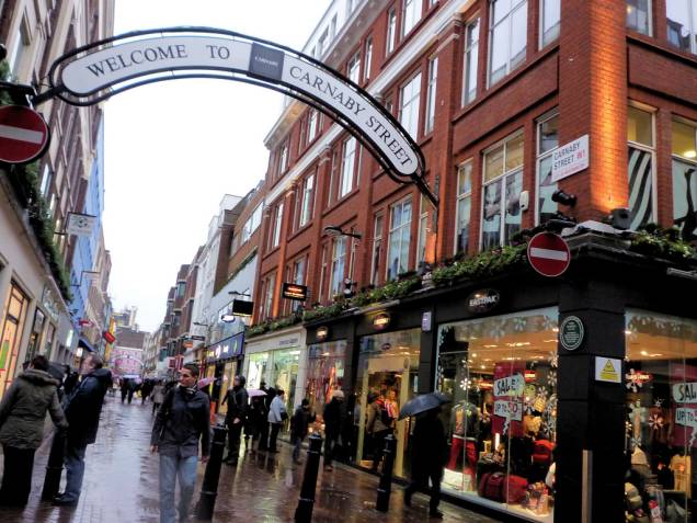 Carnaby Street é um dos mais importantes pontos de comércio de rua em Londres, com várias lojas que vêm ditando a moda e os costumes nas últimas décadas