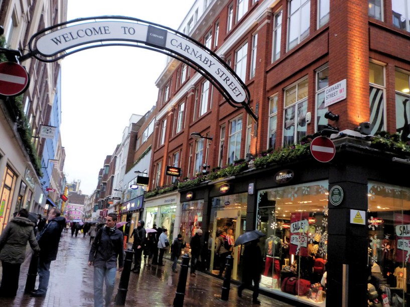 Carnaby Street é um dos mais importantes pontos de comércio de rua em Londres, com várias lojas que vêm ditando a moda e os costumes nas últimas décadas