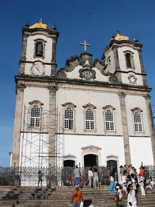 A tradição de lavar as escadarias da Igreja Nosso Senhor do Bonfim é mantida até hoje pelas baianas do candomblé