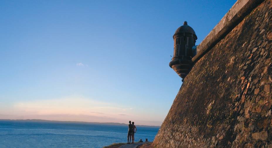 O Farol da Barra é uma das maiores referências visuais da cidade. Nos fins de tarde, turistas circulam pelo Forte de Santo Antônio da Barra para assistir ao pôr do sol
