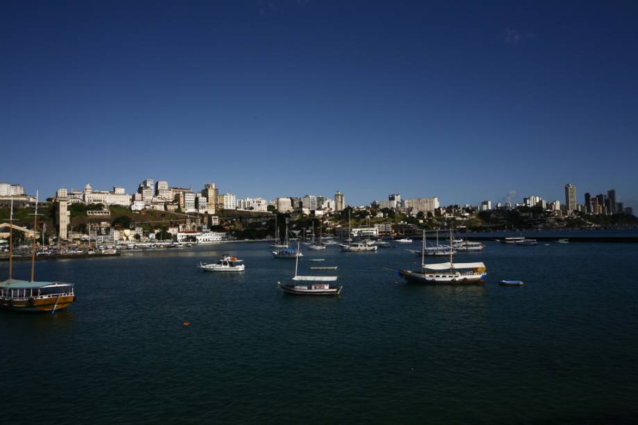 Vista da Baía de Todos os Santos, a maior do Brasil, a partir do Forte de São Marcelo