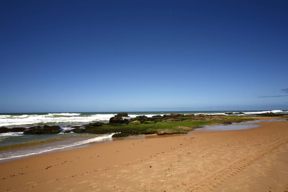 Dominada por casas de veraneio, mansões e resorts, a Praia Stella Maris tem orla extensa e ondas fortes