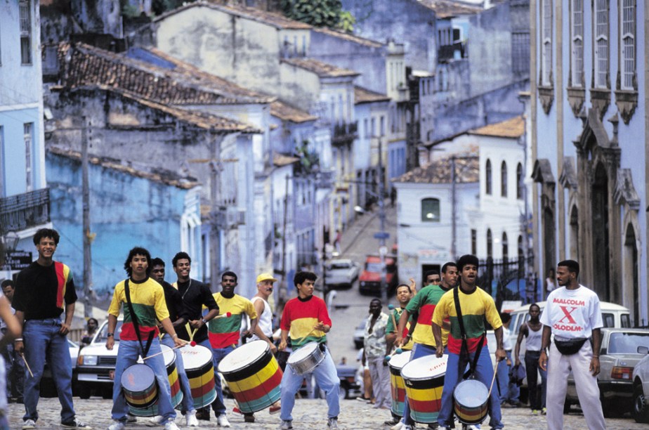 O <a href="https://viajeaqui.abril.com.br/estabelecimentos/br-ba-salvador-atracao-pelourinho" rel="Pelourinho" target="_blank">Pelourinho</a>, Centro Histórico de Salvador, Bahia, é considerado Patrimônio Nacional da Humanidade pela Unesco desde 1985. Entre igrejas dos séculos 17 e 18, casarões coloridos, bares, restaurantes e lojinhas, a Banda Oludum faz ensaios duas vezes por semana durante o verão