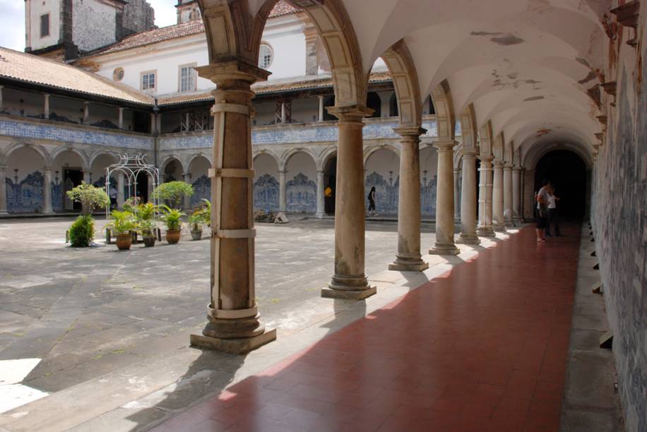 O pátio externo da Igreja e Convento São Francisco de Assis apresenta a segunda maior extensão de paredes azulejadas do mundo