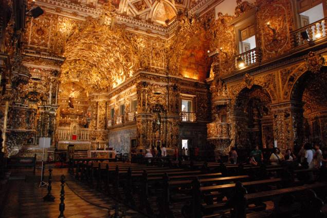 Mais impressionante igreja do Pelourinho, o Convento de São Francisco é forrado de ouro, do chão ao teto, com influências do barroco e do rococó
