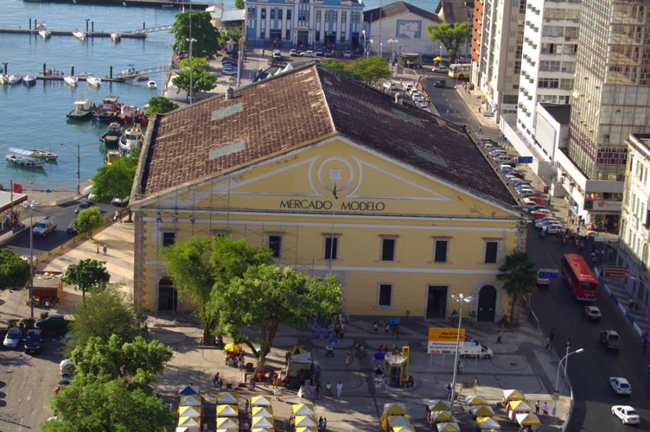 Símbolo de Salvador, o Mercado Modelo vende roupas e artesanatos. A regra é pechinchar e driblar o assédio dos vendedores