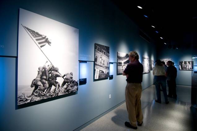 O Newseum traz mostras permanentes e temporárias com referência à história da imprensa. Na foto, retratos premiados pelo Prêmio Pulitzer O Newseum traz mostras permanentes e temporárias com referência à história da imprensa. Na foto, retratos premiados pelo Prêmio Pulitzer