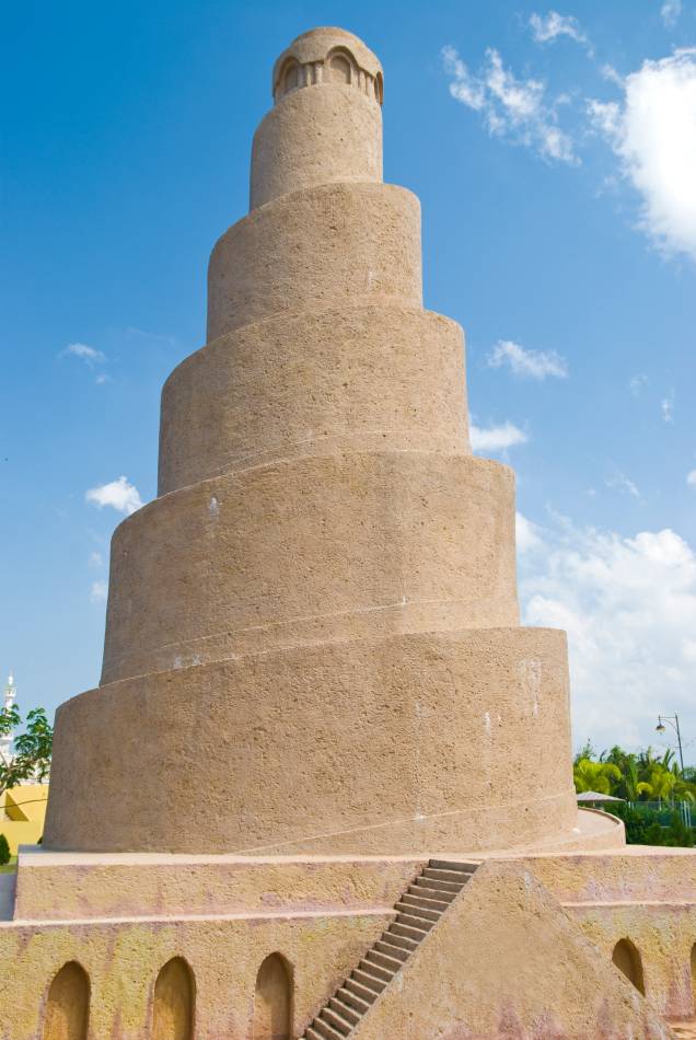 Inaugurada em 851, essa mesquita foi a maior de seu tempo até que foi destruída em 1278. O impressionante minarete Malwiya, felizmente, persiste na paisagem plana de Samarra – pelo menos por enquanto. Com 52 metros de altura e 33 metros de diâmetro, sua forma é inspirada nos zuggurats da Mesopotâmia. O minarete é feito de arenito amarelo e é possível chegar até o topo pela sua rampa em espiral. Seu nome árabe, Malwiya, se traduz como “retorcido” ou “concha de caracol”. O topo do minarete foi danificado por uma bomba em 2005. De acordo com a polícia iraquiana, insurgentes explodiram essa área porque ela estava sendo usada como ponto de observação de tropas estadunidenses – os soldados haviam evacuado o local um mês antes do ataque. Está na lista da UNESCO de Patrimônios Ameaçados da Humanidade