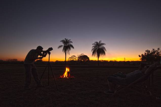 Na ausência de luzes artificiais as <strong>estrelas</strong> ficam<strong> </strong>extremamente brilhantes no céu do <a href="https://viajeaqui.abril.com.br/cidades/br-ms-miranda" rel="Pantanal" target="_self"><strong>Pantanal</strong></a>. O <a href="https://viajeaqui.abril.com.br/estabelecimentos/br-ms-miranda-hospedagem-refugio-ecologico-caiman" rel="Refúgio Ecológico Caiman" target="_blank">Refúgio Ecológico Caiman</a> oferece um passeio diferenciado: o workshop de <strong>astronomia</strong>, em que é possível observar <strong>constelações</strong> e mergulhar em histórias da mitologia grega que vão desde o nascimento de Zeus até a formação da <strong>Via Láctea</strong>. Pelo <strong>telescópio</strong> é possível ver os anéis de Saturno. Após o workshop os turistas seguem por uma trilha, iluminada por tochas, até a floresta de cordilheira mais próxima, onde acontece um jantar à luz de velas. Na ausência de luzes artificiais as <strong>estrelas</strong> ficam<strong> </strong>extremamente brilhantes no céu do <a href="https://viajeaqui.abril.com.br/cidades/br-ms-miranda" rel="Pantanal" target="_self"><strong>Pantanal</strong></a>. O <a href="https://viajeaqui.abril.com.br/estabelecimentos/br-ms-miranda-hospedagem-refugio-ecologico-caiman" rel="Refúgio Ecológico Caiman" target="_blank">Refúgio Ecológico Caiman</a> oferece um passeio diferenciado: o workshop de <strong>astronomia</strong>, em que é possível observar <strong>constelações</strong> e mergulhar em histórias da mitologia grega que vão desde o nascimento de Zeus até a formação da <strong>Via Láctea</strong>. Pelo <strong>telescópio</strong> é possível ver os anéis de Saturno. Após o workshop os turistas seguem por uma trilha, iluminada por tochas, até a floresta de cordilheira mais próxima, onde acontece um jantar à luz de velas.