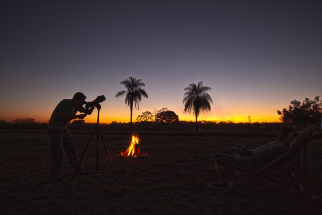 Na ausência de luzes artificiais as <strong>estrelas </strong>se apresentam extremamente brilhantes no céu do <a href="https://viajeaqui.abril.com.br/cidades/br-ms-miranda" rel="Pantanal" target="_self"><strong>Pantanal</strong></a>. O Refúgio Ecológico Caiman oferece um passeio diferenciado: O workshop de <strong>astronomia</strong>, em que é possível observar <strong>constelações</strong> e mergulhar em histórias da <strong>mitologia grega</strong> que vão desde o nascimento de Zeus até a formação da <strong>Via Láctea</strong>. Através do <strong>telescópio</strong> é possível ver os anéis de Saturno. Após o workshop os turistas seguem por uma trilha, iluminada por tochas, até a floresta de cordilheira mais próxima, onde acontece um <strong>jantar à luz de velas</strong>.