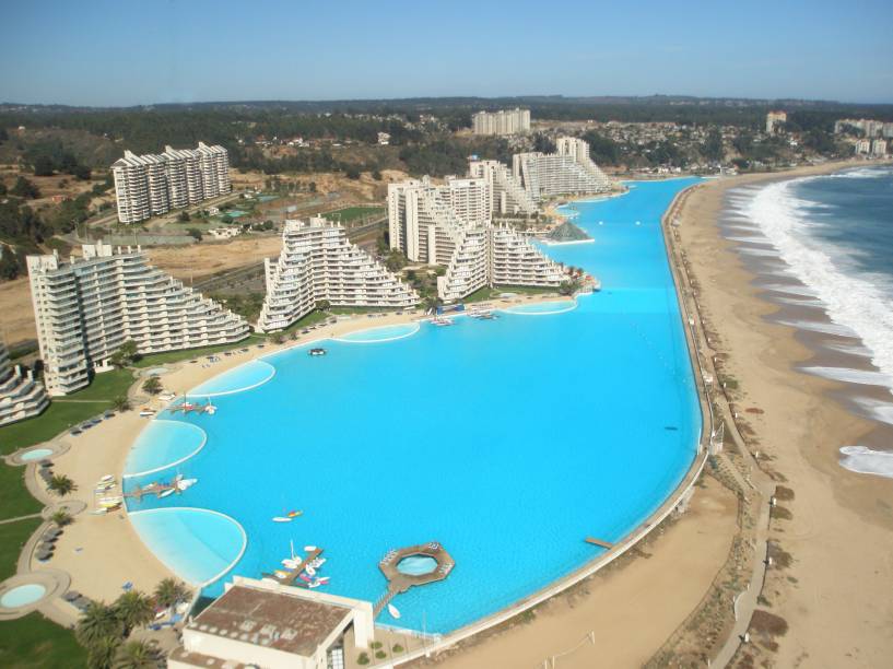 O complexo, cheio de propriedades particulares, oferece apartamentos para serem alugados. A piscina gigantesca, uma espécie de ilha artificial tem algumas áreas permitidas para banho. A visão que se tem do mar compensa a viagem <em><a href="https://www.booking.com/hotel/cl/algarrobopropiedades-vista-bahia.pt-br.html?aid=332455&label=viagemabril-as-piscinas-mais-incriveis-do-mundo" target="_blank">Veja os preços do San Alfonso del Mar no Booking.com</a></em>