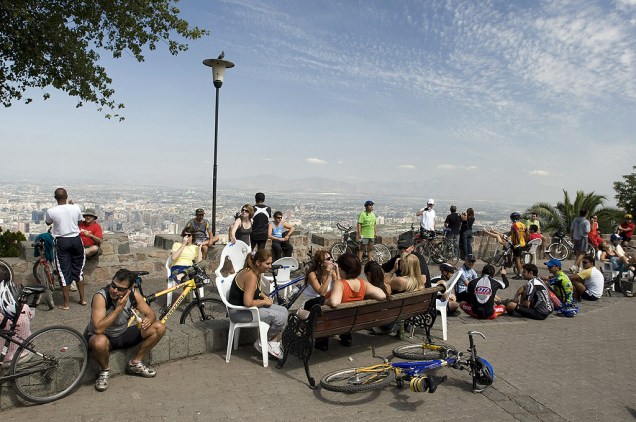 Turistas visitam o Cerro San Cristóbal, em Santiago, Chile