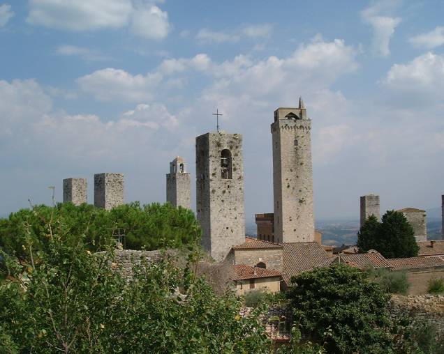 <strong>SAN GIMIGNIANO</strong> (a 20 km de Greve in Chianti) A próxima parada é em <a href="https://viajeaqui.abril.com.br/cidades/italia-san-gimignano" rel=" San Gimigniano" target="_blank"><strong>San Gimigniano</strong></a>. A cidade das torres tem origens na antiga civilização etrusca. Alcançou um grande desenvolvimento durante a Idade Média, o que explica a grande quantidade de obras de arte que adornavam suas igrejas e conventos. Durante esse período, as famílias patrícias que dominavam a região construíram as 74 torres que serviam para demonstrar o grau de poder de cada uma delas. Hoje restam apenas 14. Aqui é o berço e a terra de outro famoso vinho italiano: <em>Vernaccia di San Gimigniano</em>. A produção é feita dentro dos limites de <strong>San Gimigniano</strong> e é administrada pelo <em>Consorzio della Denominazione di San Gimigniano </em>que congrega as produtoras locais. A uva branca <em>Vernaccia</em> é encontrada em várias regiões da Itália, mas foi na Toscana onde encontrou as condições ideais para o cultivo: o clima mediterrâneo, o solo calcário e altitudes que não ultrapassam os 400 metros. Manter o respeito à tradição e possuir um dos vinhedos autóctones mais antigos da Itália, que se renovou com as modernas tecnologias sem perder a sua identidade, fez do <em>Vernaccia</em> um vinho branco único no mundo. As vinícolas do consórcio produzem três tipos de vinho: <em>Vernaccia di San Gimignano D.O.C.G</em>., <em>San Gimignano D.O.</em>C. Rosso e <em>San Gimigniano</em> <em>D.O.C. Vin Santo</em>, nos quais a porcentagem da uva <em>vernaccia</em> é, no mínimo, 90%. O programa aqui é conhecer as vinícolas do Consórcio, para degustar e comprar os vinhos locais. Agende a sua visita acessando o <a href="https://www.vernaccia.it/aziende.aspx" rel="site da vinícola" target="_blank">site da vinícola</a>. Conheça também Il Duomo ou Chiesa Collegiata, consagrada no ano de 1148, onde se conservam belos afrescos na Piazza del Duomo, o Palazzo Comunale, que abriga o Museu Cívico e a Pinacoteca. No mesmo local visite a Torre Grossa o del Podestá, com 54 metros de altura e o Museo Archeologico com rico acervo de peças etruscas. Todas as informações sobre esses itinerários de arte (endereço, horários, preços) você encontra acessando o <a href="https://www.sangimignano.com/musei.htm" rel="site oficial da cidade" target="_blank">site oficial da cidade</a>. Nele, é possível agendar as visitas, caso seja necessário. <strong>SAN GIMIGNIANO</strong> (a 20 km de Greve in Chianti) A próxima parada é em <a href="https://viajeaqui.abril.com.br/cidades/italia-san-gimignano" rel=" San Gimigniano" target="_blank"><strong>San Gimigniano</strong></a>. A cidade das torres tem origens na antiga civilização etrusca. Alcançou um grande desenvolvimento durante a Idade Média, o que explica a grande quantidade de obras de arte que adornavam suas igrejas e conventos. Durante esse período, as famílias patrícias que dominavam a região construíram as 74 torres que serviam para demonstrar o grau de poder de cada uma delas. Hoje restam apenas 14. Aqui é o berço e a terra de outro famoso vinho italiano: <em>Vernaccia di San Gimigniano</em>. A produção é feita dentro dos limites de <strong>San Gimigniano</strong> e é administrada pelo <em>Consorzio della Denominazione di San Gimigniano </em>que congrega as produtoras locais. A uva branca <em>Vernaccia</em> é encontrada em várias regiões da Itália, mas foi na Toscana onde encontrou as condições ideais para o cultivo: o clima mediterrâneo, o solo calcário e altitudes que não ultrapassam os 400 metros. Manter o respeito à tradição e possuir um dos vinhedos autóctones mais antigos da Itália, que se renovou com as modernas tecnologias sem perder a sua identidade, fez do <em>Vernaccia</em> um vinho branco único no mundo. As vinícolas do consórcio produzem três tipos de vinho: <em>Vernaccia di San Gimignano D.O.C.G</em>., <em>San Gimignano D.O.</em>C. Rosso e <em>San Gimigniano</em> <em>D.O.C. Vin Santo</em>, nos quais a porcentagem da uva <em>vernaccia</em> é, no mínimo, 90%. O programa aqui é conhecer as vinícolas do Consórcio, para degustar e comprar os vinhos locais. Agende a sua visita acessando o <a href="https://www.vernaccia.it/aziende.aspx" rel="site da vinícola" target="_blank">site da vinícola</a>. Conheça também Il Duomo ou Chiesa Collegiata, consagrada no ano de 1148, onde se conservam belos afrescos na Piazza del Duomo, o Palazzo Comunale, que abriga o Museu Cívico e a Pinacoteca. No mesmo local visite a Torre Grossa o del Podestá, com 54 metros de altura e o Museo Archeologico com rico acervo de peças etruscas. Todas as informações sobre esses itinerários de arte (endereço, horários, preços) você encontra acessando o <a href="https://www.sangimignano.com/musei.htm" rel="site oficial da cidade" target="_blank">site oficial da cidade</a>. Nele, é possível agendar as visitas, caso seja necessário.