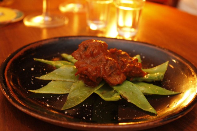 Mollejas con guisantes é um dos itens do menu degustação do Sancho Bar, servido na Tapas Week